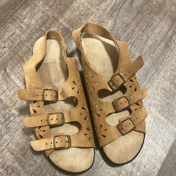 thrifted retro flower cutout sandals! - Picture 2 of 3
